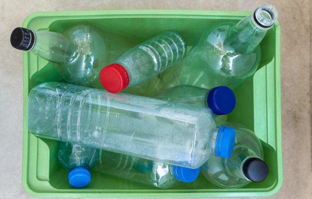 España es uno de los países de la UE que más plásticos reciclados usa pero también en el que más se tiran directamente al vertedero