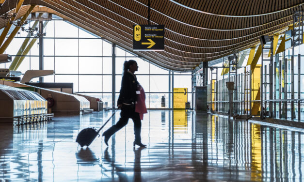 El Gobierno sanciona con 150 millones a cuatro aerolíneas de bajo coste por cobrar el equipaje de mano