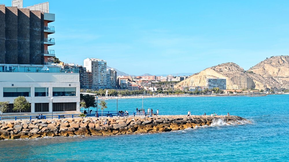 Una menor y nueve adultos rescatados de una patera llegada a Alicante