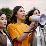 Amenaza de caos aéreo: activistas climáticos asaltan la pista de Colonia, se pegan al suelo y avanzan acciones iguales hoy en más países