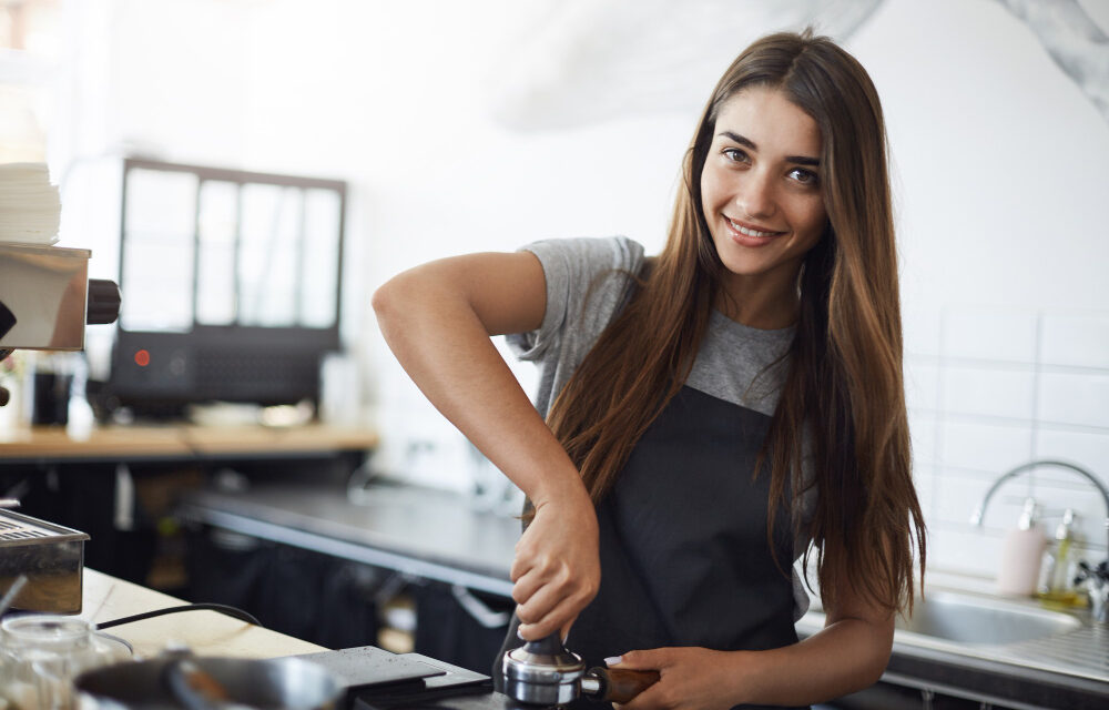 España crea 71.100 puestos de trabajo en junio gracias al tirón de hostelería y comercio y el paro se reduce en 46.800 personas