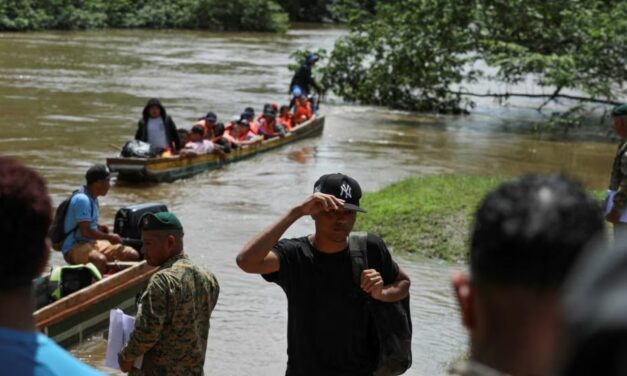Autoridades colombianas temen acumulación de migrantes por cierre de pasos fronterizos desde Panamá