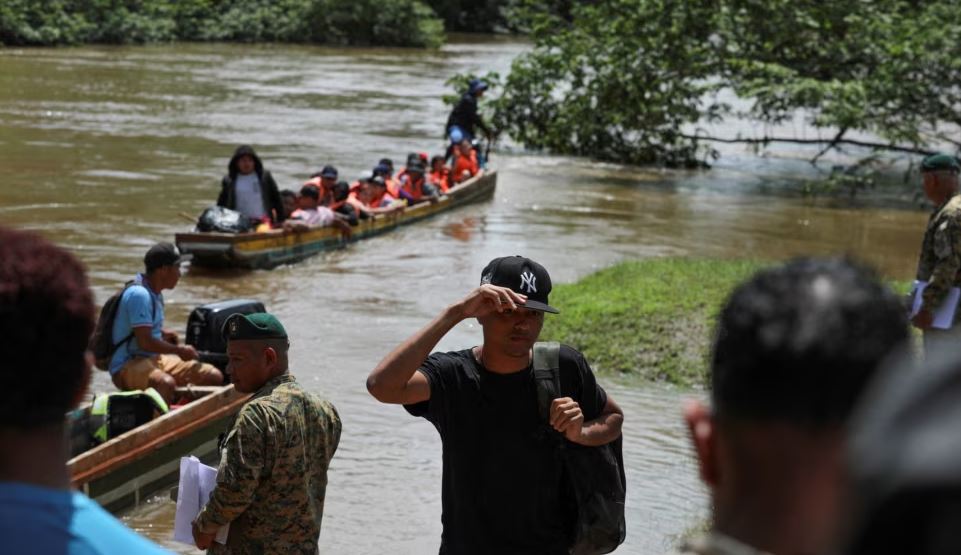 Autoridades colombianas temen acumulación de migrantes por cierre de pasos fronterizos desde Panamá