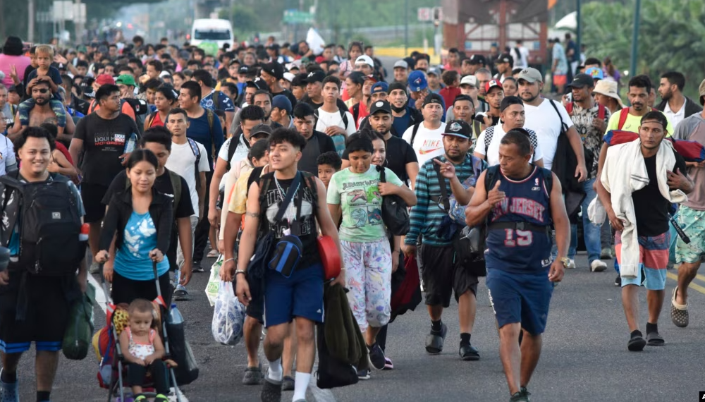 Cientos de migrantes salen del sur de México mientras Trump promete deportaciones si vuelve al poder