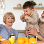 Aldeas Infantiles reivindica la labor de los abuelos acogedores, «principales cuidadores de sus nietos»