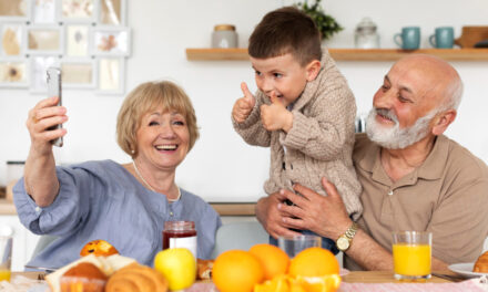 Aldeas Infantiles reivindica la labor de los abuelos acogedores, «principales cuidadores de sus nietos»