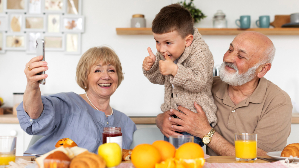 Aldeas Infantiles reivindica la labor de los abuelos acogedores, «principales cuidadores de sus nietos»